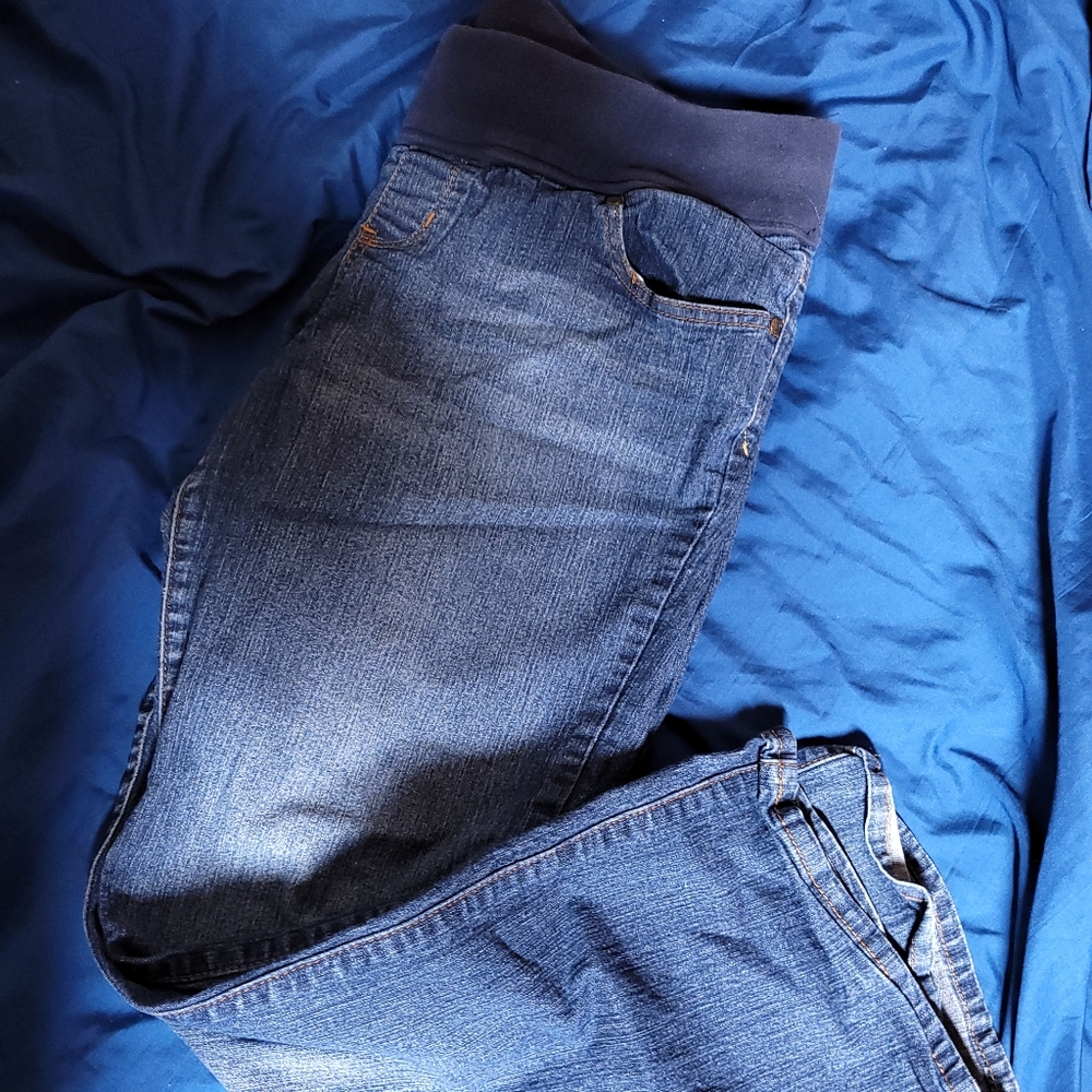 Maternity jeans with functional pockets